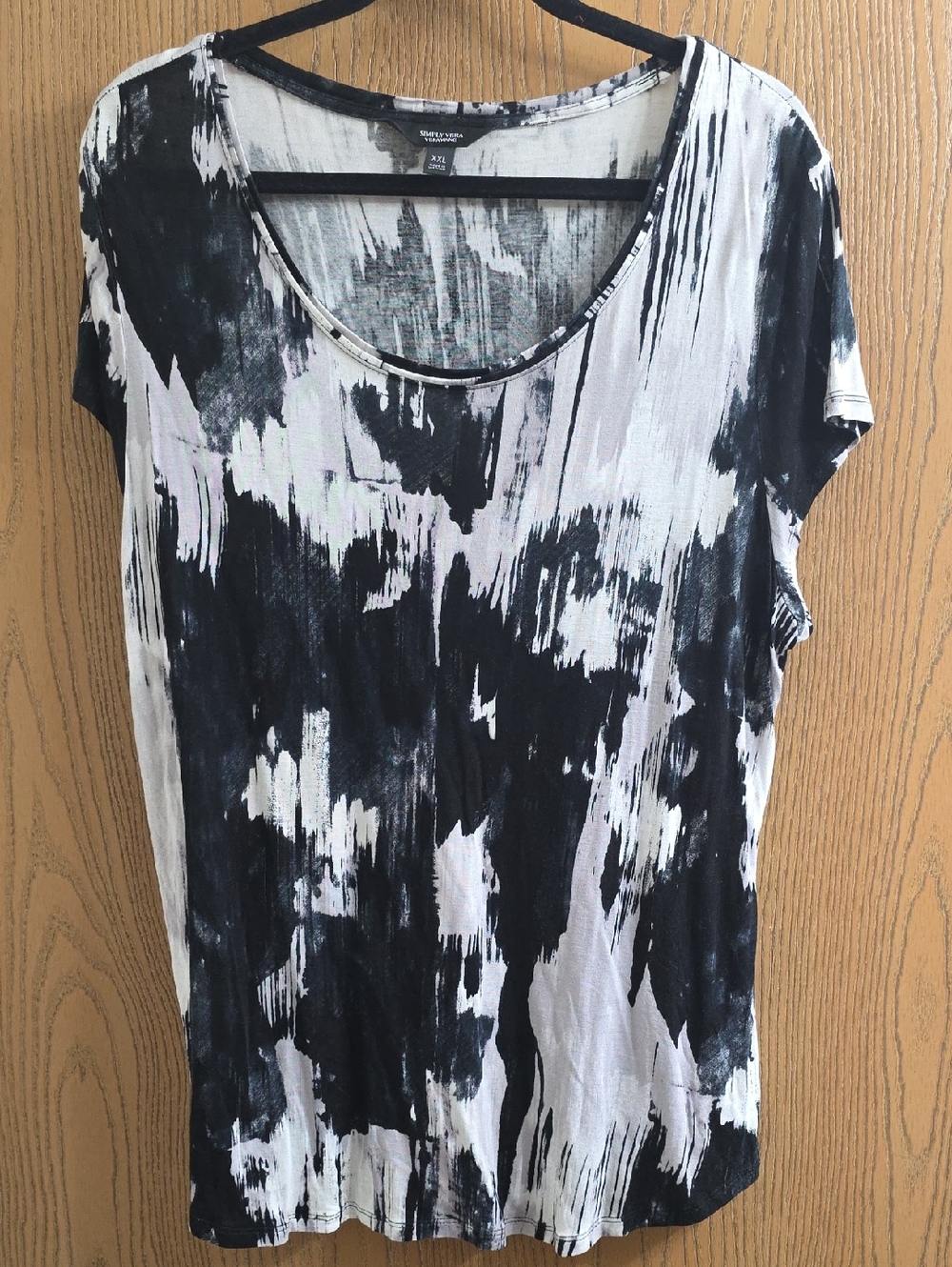Simply Vera Vera Wang Black and White Abstract Scoop Neck Tee